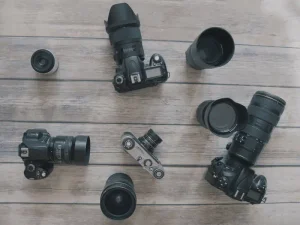 Camera's en lenzen op tafel