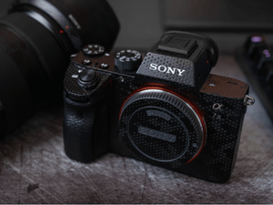 Een zwarte Sony A7 III full-frame systeemcamera zonder lens