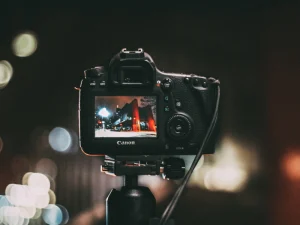 camera gericht op gebouw